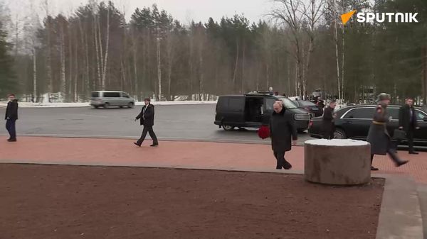 Russia's President Vladimir Putin lays flowers at the 'Landmark monument' in the honor of those who fell during the siege of Leningrad - Sputnik International