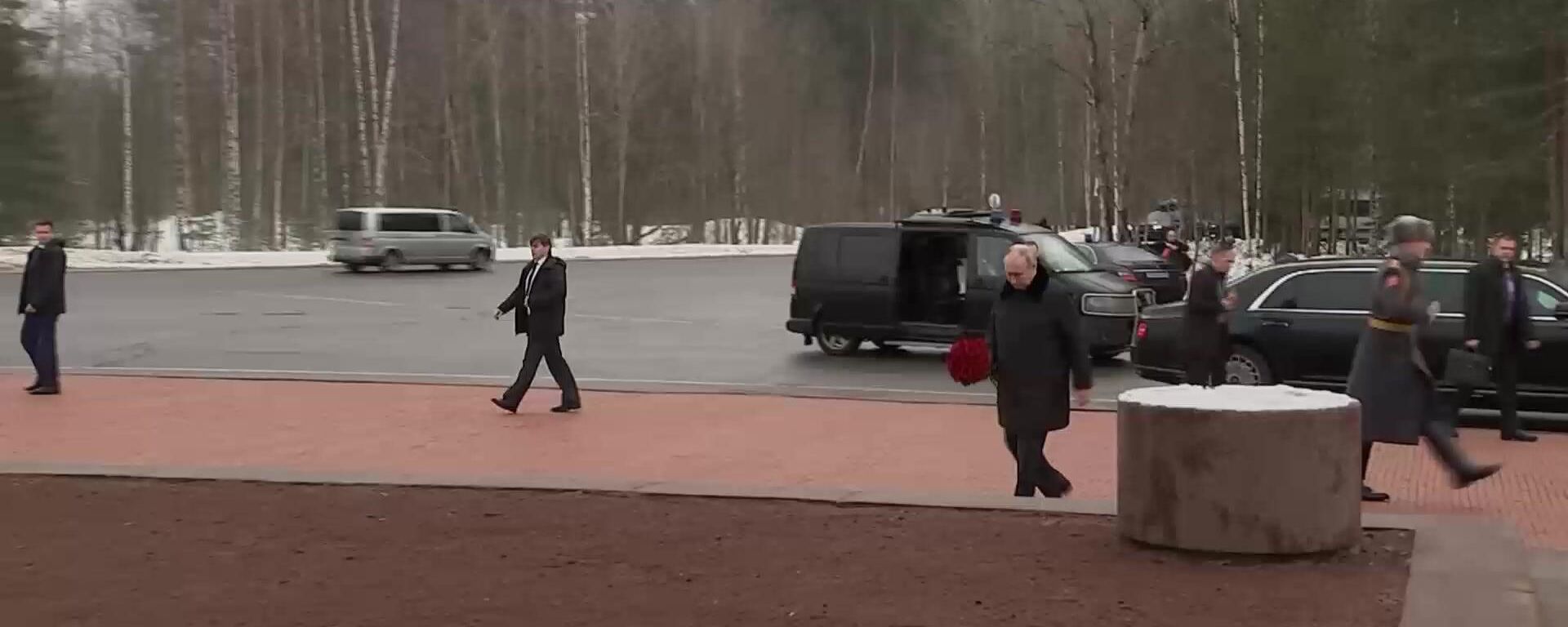 Russia's President Vladimir Putin lays flowers at the 'Landmark monument' in the honor of those who fell during the siege of Leningrad Russia's President Vladimir Putin lays flowers at the 'Landmark monument' in the honor of those who fell during the siege of Leningrad - Sputnik International, 1920, 27.01.2024