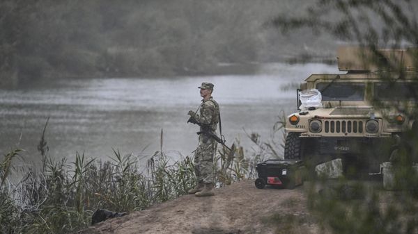 A US National Guard soldier guards the border with Mexico at Eagle Pass, Texas, on December 23, 2023.  - Sputnik International