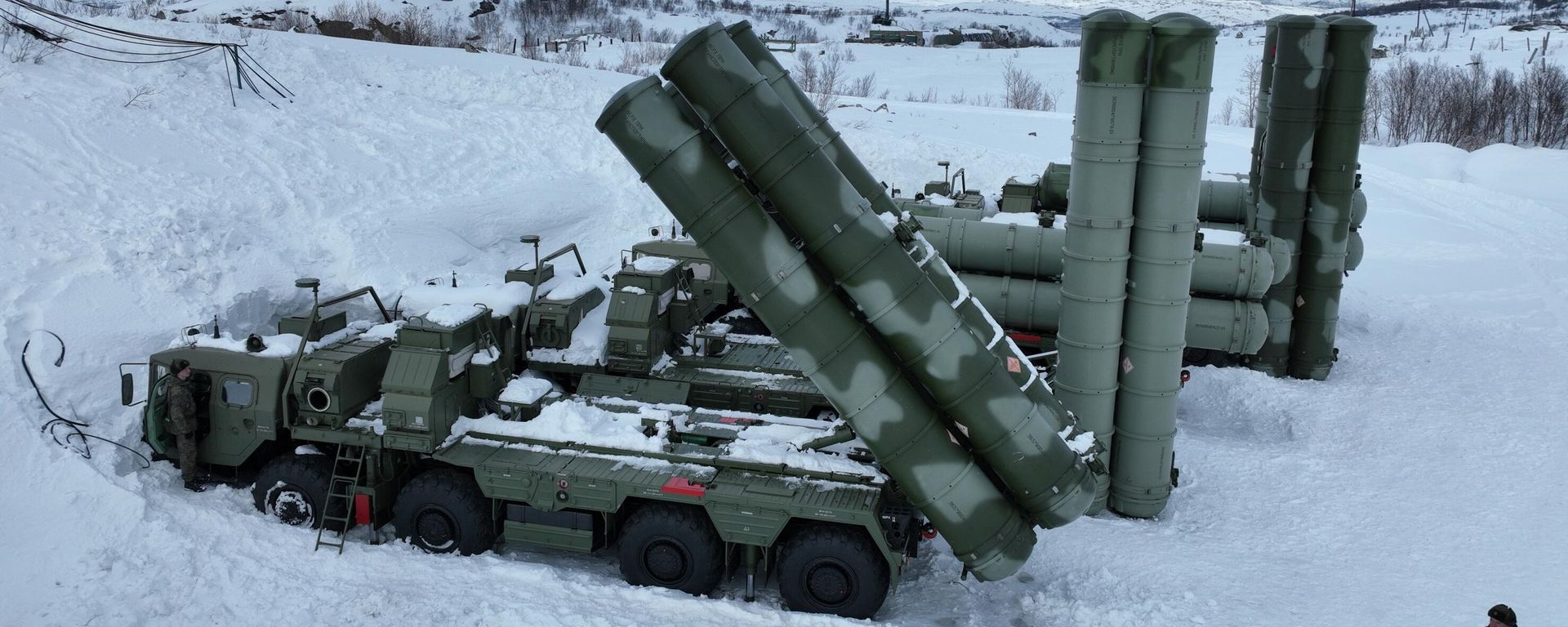 A view shows S-400 Triumph missile air defense systems at the Russian Northern Fleet's base of Gadzhiyevo in Murmansk region, Russia A view shows S-400 Triumph missile air defense systems at the Russian Northern Fleet's base of Gadzhiyevo in Murmansk region, Russia - Sputnik International, 1920, 05.01.2025