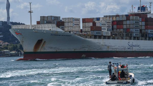 A cargo loaded with containers sails through the Bosphorus strait on its way to the Black Sea on July 23, 2021 in Istanbul - Sputnik International