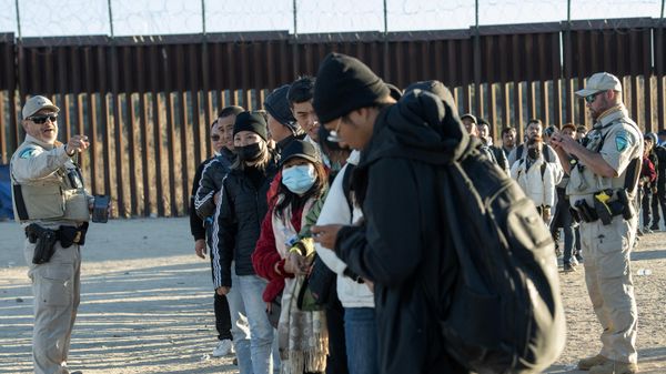 Border patrol agents process migrants who entered the US illegally the day before before taking them to a port of entry in Jacumba, California, December 6, 2023 - Sputnik International
