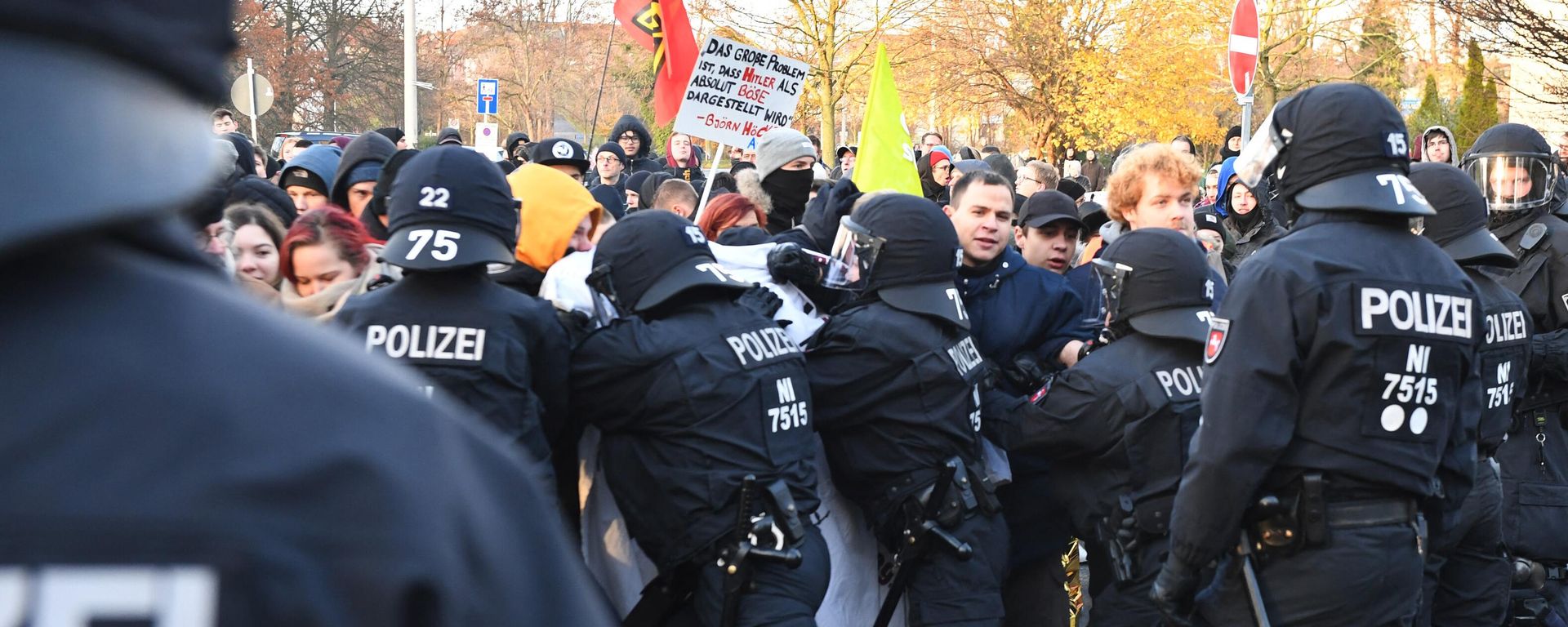 Police force demonstrators back during protests against the congress of the Alternative for Germany (AfD) right-wing party on November 30, 2019 in Braunschweig, in north-central Germany Police force demonstrators back during protests against the congress of the Alternative for Germany (AfD) right-wing party on November 30, 2019 in Braunschweig, in north-central Germany - Sputnik International, 1920, 27.01.2024