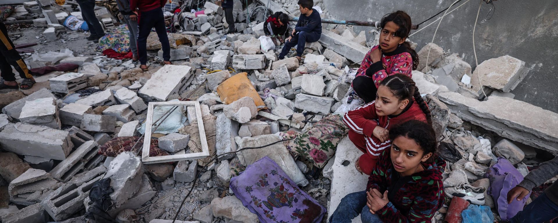 People inspect the damage following Israeli bombardment in Rafah on the southern Gaza Strip on December 29, 2023, amid the ongoing battles between Israel and the Palestinian militant group hamas People inspect the damage following Israeli bombardment in Rafah on the southern Gaza Strip on December 29, 2023, amid the ongoing battles between Israel and the Palestinian militant group hamas - Sputnik International, 1920, 28.01.2024