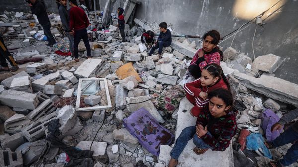 People inspect the damage following Israeli bombardment in Rafah on the southern Gaza Strip on December 29, 2023, amid the ongoing battles between Israel and the Palestinian militant group hamas - Sputnik International