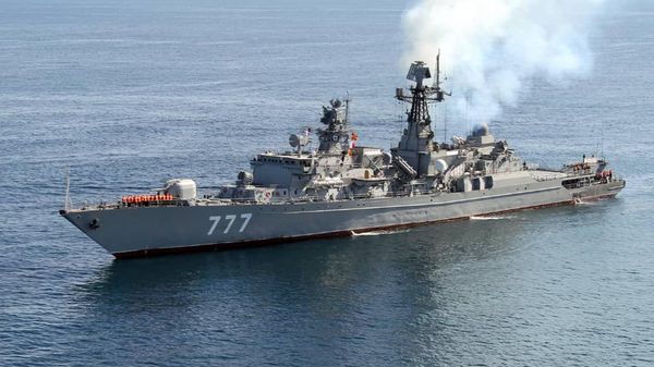 In this photo provided Friday, Dec. 27, 2019, by the Iranian Army, a warship sails while approaching to the Iran's southeastern port city of Chahbahar, in the Gulf of Oman. Iran's navy on Friday kicked off the first joint naval drill with Russia and China in the northern part of the Indian Ocean - Sputnik International