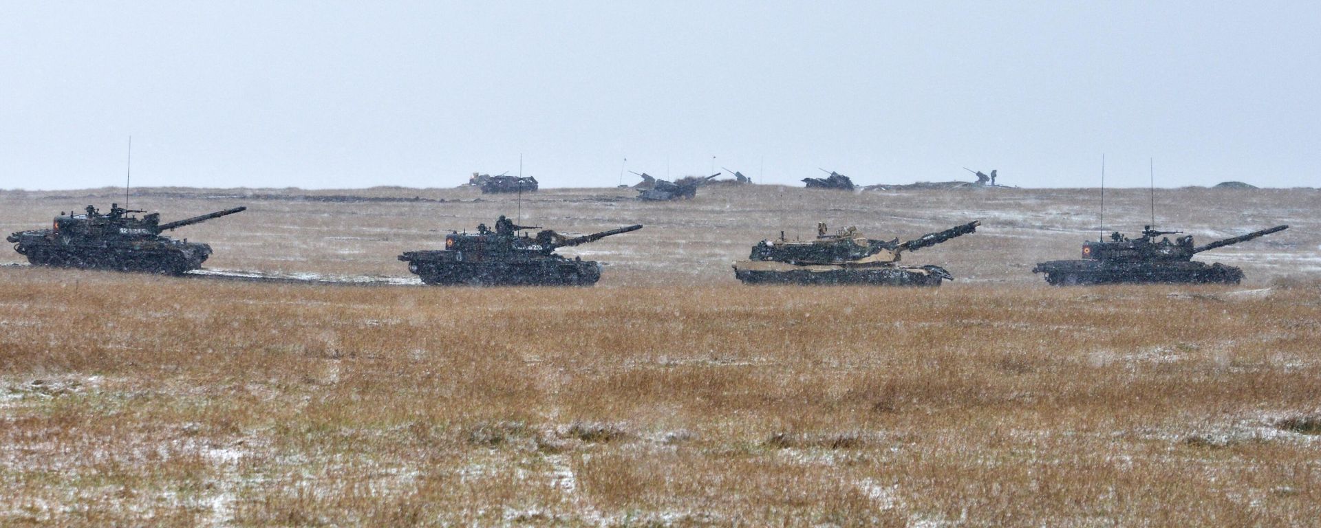 Romania's Bizonul TR-85M1 tanks and an American M1A1 Abrams main battle tank at the US and Romania joint military exercise within operation Atlantic Resolve in Romania. - Sputnik International, 1920, 04.03.2024