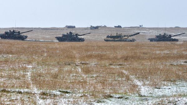Romanian tanks TR-85M1 Bizonul and American main battle tank M1A1 Abrams at the US and Romania joint military exercise within operation Atlantic Resolve in Romania. - Sputnik International