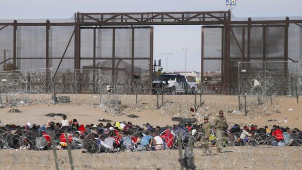 Migrants seeking asylum wait to be processed by the United States Border Patrol after having crossed the Rio Grande River from Ciudad Juarez, Chihuahua State, Mexico, on December 28, 2023 - Sputnik International