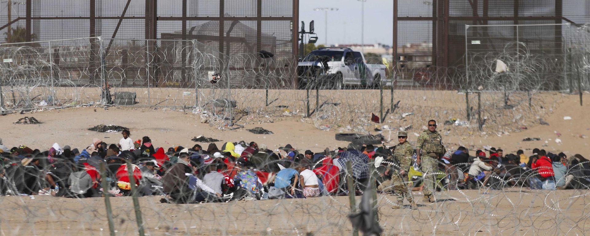 Migrants seeking asylum wait to be processed by the United States Border Patrol after having crossed the Rio Grande River from Ciudad Juarez, Chihuahua State, Mexico, on December 28, 2023 - Sputnik International, 1920, 13.04.2024