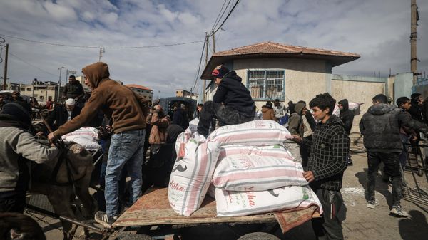 Displaced Palestinians receive food aid at the United Nations Relief and Works Agency for Palestine Refugees (UNRWA) center in Rafah in the southern Gaza Strip on January 28, 2024, amid ongoing battles between Israel and the Palestinian militant group Hamas - Sputnik International