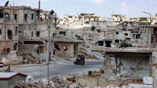 A picture taken during a tour organised by the Syrian Ministry of Information shows a bulldozer in the midst of destruction in the district of Daraa al-Balad of Syria's southern city of Daraa, on September 12, 2021 - Sputnik International