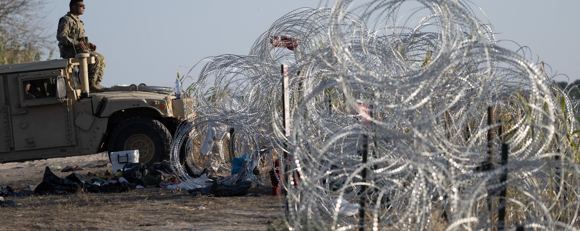 A member of the Texas National Guard looks on as he monitors the Rio Grande river for migrants at the US-Mexico border in Eagle Pass, Texas on September 23, 2023 A member of the Texas National Guard looks on as he monitors the Rio Grande river for migrants at the US-Mexico border in Eagle Pass, Texas on September 23, 2023 - Sputnik International, 1920, 25.01.2025