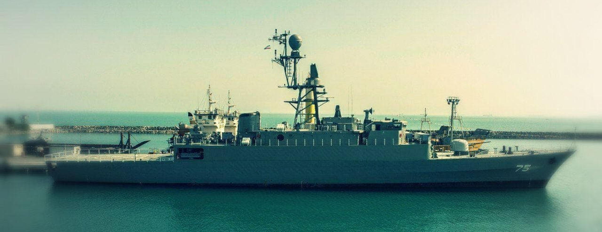 An X screenshot of a file photo of the Iranian destroyer Dena. - Sputnik International, 1920, 30.01.2024