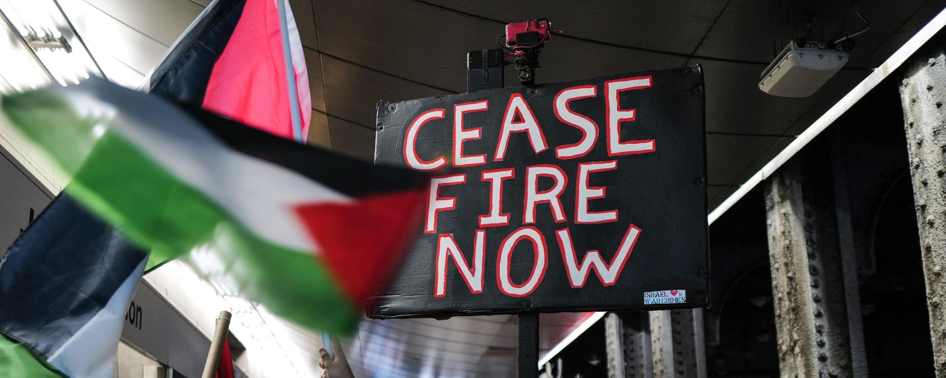 Pro-Palestine protester gather at Jamaica train station in New York City on January 27, 2024. Intense fighting raged in the Gaza city of Khan Yunis, the main theatre of conflict where the Israeli army is targeting Hamas - Sputnik International, 1920, 26.07.2024
