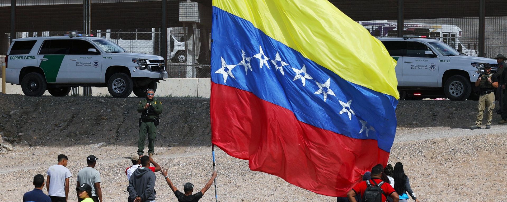Venezuelan migrants hold a demonstration against the US immigration policies on the banks of the Rio Bravo river (or Rio Grande river, as it is called in the US) in Ciudad Juarez, Mexico, on October 31, 2022 - Sputnik International, 1920, 30.01.2024
