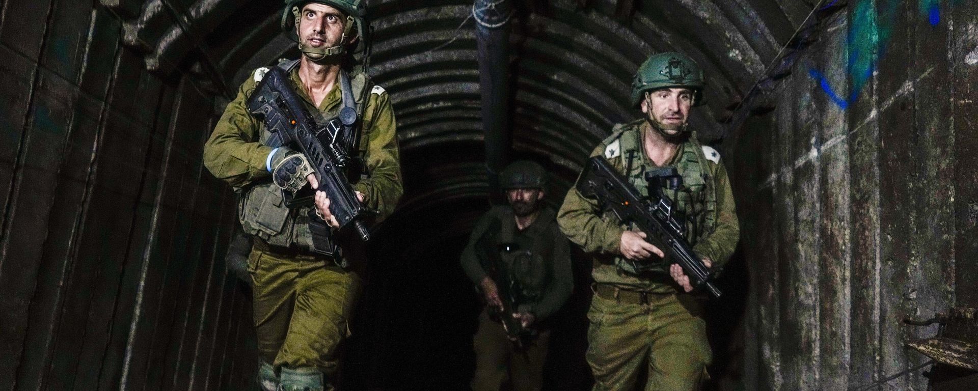 Israeli soldiers are seen in a tunnel that the military says Hamas militants used to attack the Erez crossing in the northern Gaza Strip - Sputnik International, 1920, 30.01.2024