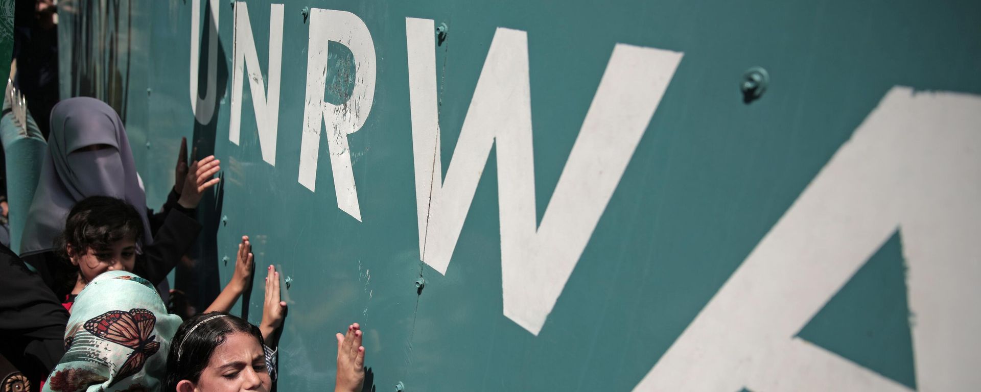 In this Sunday, Aug. 16, 2015 file photo, a Palestinian school girl chants slogans during a demonstration against an UNRWA funding gap that could keep about 500,000 Palestinian students out of school this fall, outside the UNRWA Gaza Headquarters in Gaza City. In this Sunday, Aug. 16, 2015 file photo, a Palestinian school girl chants slogans during a demonstration against an UNRWA funding gap that could keep about 500,000 Palestinian students out of school this fall, outside the UNRWA Gaza Headquarters in Gaza City. - Sputnik International, 1920, 31.01.2024