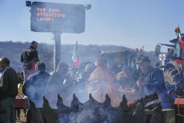 In Orte, Italy, farmers gather near a highway junction with their parked tractors, as they demonstrate against EU agriculture policies. This protest is part of a larger movement sweeping across Italy and Europe. - Sputnik International