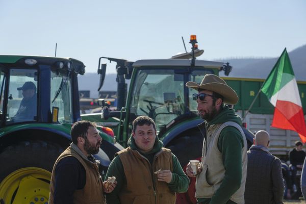 Farmers gather with their parked tractors near a highway junction, in Orte, Italy. - Sputnik International
