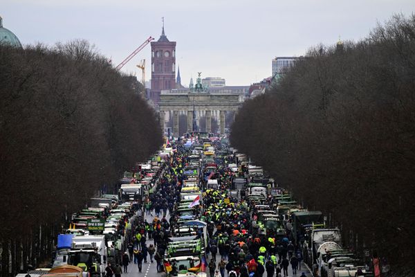 Tractors and trucks flood  Berlin's iconic Brandenburg gate. In the backdrop, the Red City Hall of the German capital is visible. This powerful scene unfolds as farmers and truck drivers unite in protest, making their voices heard in Berlin. - Sputnik International