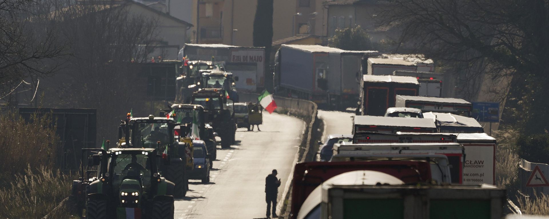 Farmers run with their tractors on the high speed road in Orte, Italy, Wednesday, Jan. 31, 2024. Farmers have been protesting in various parts of Italy and Europe against EU agriculture policies. Farmers run with their tractors on the high speed road in Orte, Italy, Wednesday, Jan. 31, 2024. Farmers have been protesting in various parts of Italy and Europe against EU agriculture policies. - Sputnik International, 1920, 31.01.2024