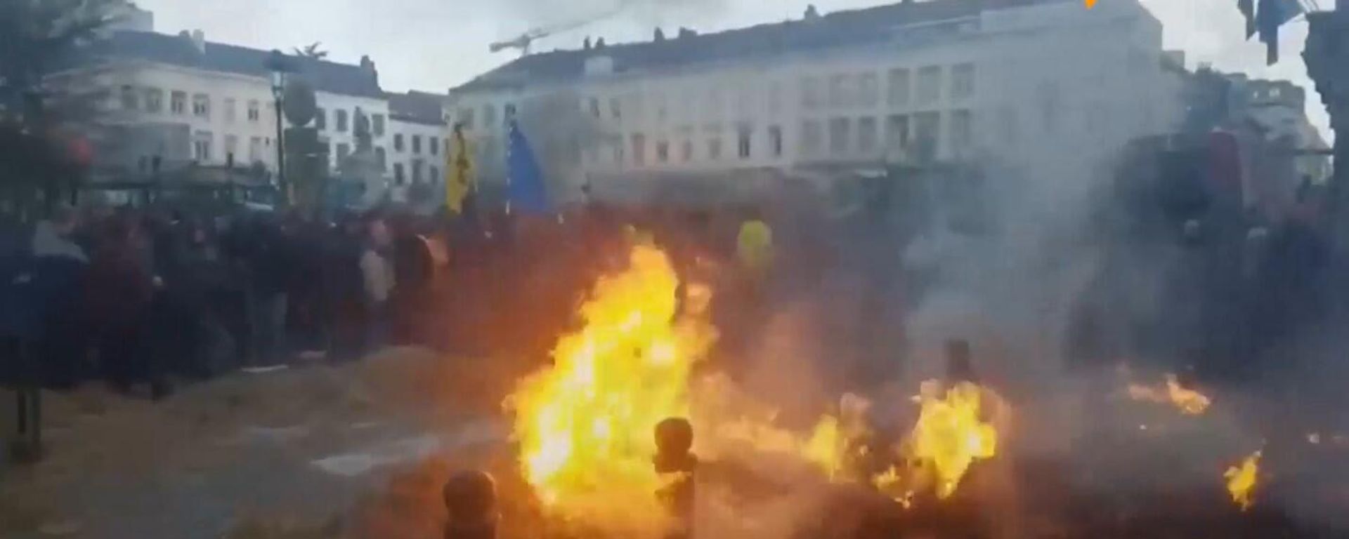 Farmers Setting Protest Fires in Brussels to Demand Measures From EU Leaders - Sputnik International, 1920, 01.02.2024