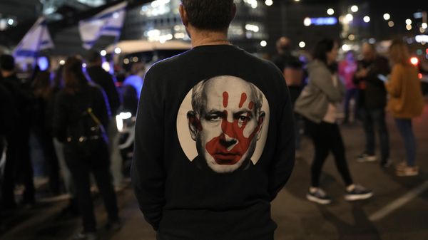 A protester wears a shirt depicting Israeli Prime Minister Benjamin Netanyahu attempt during a demonstration to demand the release of the hostages taken by Hamas militants into the Gaza Strip - Sputnik International