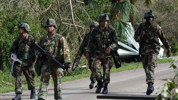 Armed members of the Florida National Guard patrol - Sputnik International