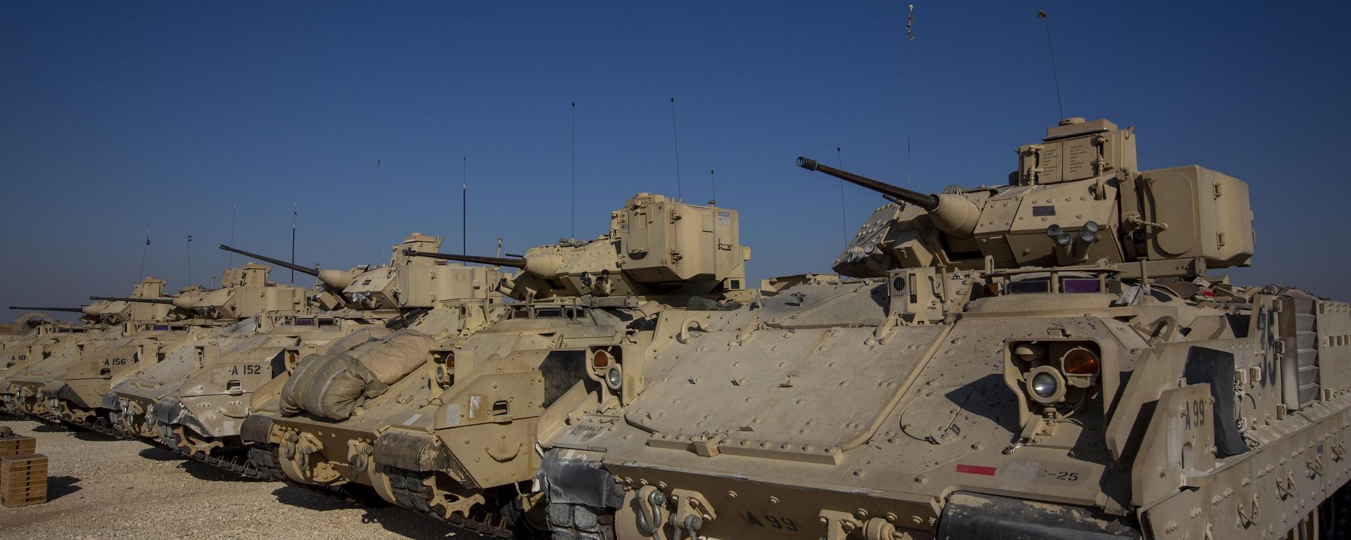 Bradley fighting vehicles are parked at a US military base at an undisclosed location in Northeastern Syria - Sputnik International, 1920, 04.04.2024