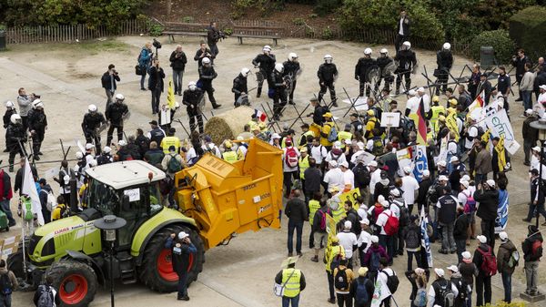 Farmers during a protest rally on the square outside the EU Council in Brussels - Sputnik International