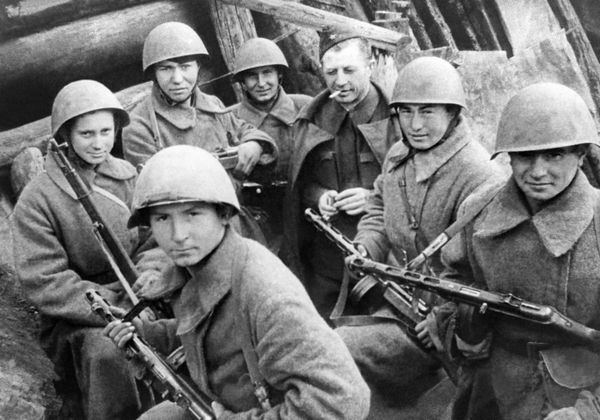 Alexander Rodimtsev, Major General, Hero of the Soviet Union (3rd right), Commander of the 13th Guards Rifle Division. - Sputnik International