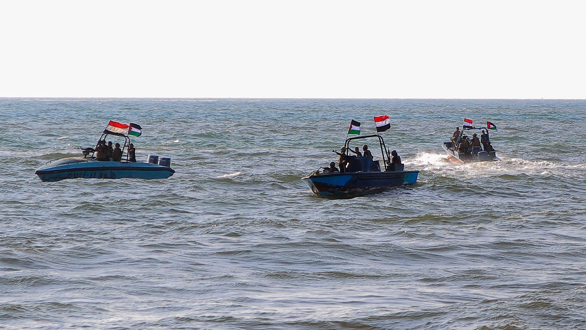 Members of the Yemeni Coast Guard affiliated with the Houthi group patrol the sea as demonstrators march through the Red Sea port city of Hodeida in solidarity with the people of Gaza on January 4, 2024, amid the ongoing battles between Israel and the militant Hamas group in Gaza. - Sputnik International, 1920, 03.03.2024