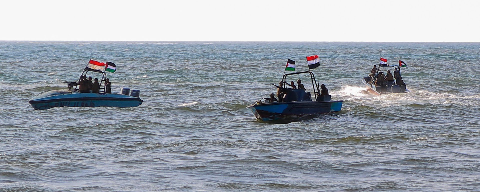 Members of the Yemeni Coast Guard affiliated with the Houthi group patrol the sea as demonstrators march through the Red Sea port city of Hodeida in solidarity with the people of Gaza on January 4, 2024, amid the ongoing battles between Israel and the militant Hamas group in Gaza. - Sputnik International, 1920, 03.03.2024