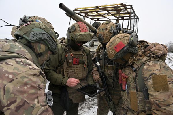 Vega servicemen discussing their assigned mission task during combat training, LPR. - Sputnik International
