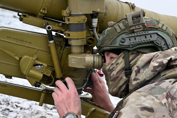A Vega artilleryman firing an anti-tank guided missile during combat training, LPR. - Sputnik International