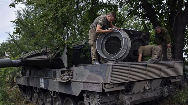 Украинские солдаты ремонтируют танк Леопард-2 в Запорожской области - Sputnik International