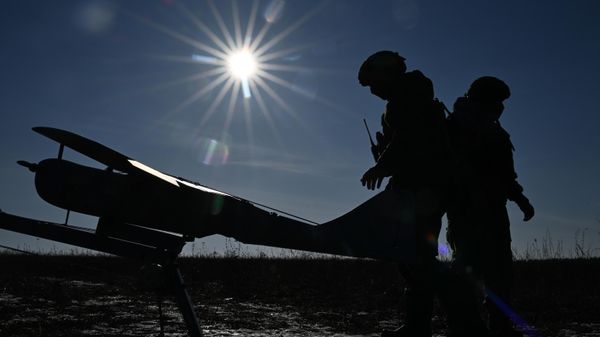 A UAV operator prepares the Orlan-10 unmanned aerial vehicle (UAV) for a flight in the Krasny Liman direction in the special military operation zone. - Sputnik International