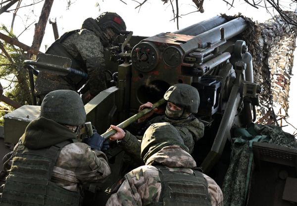 Servicemen of the Russian Armed Forces load the 2S5Giatsint-S 152-mm self-propelled artillery for combat operations against Ukrainian Armed Forces positions in the Krasny Liman area. - Sputnik International