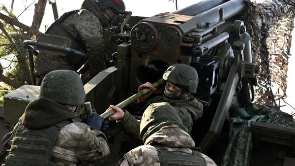 Servicemen of the Russian Armed Forces load the 2S5Giatsint-S 152-mm self-propelled gun for combat operations against Ukrainian Armed Forces positions in the Krasny Liman direction in the zone of the special military operation. - Sputnik International
