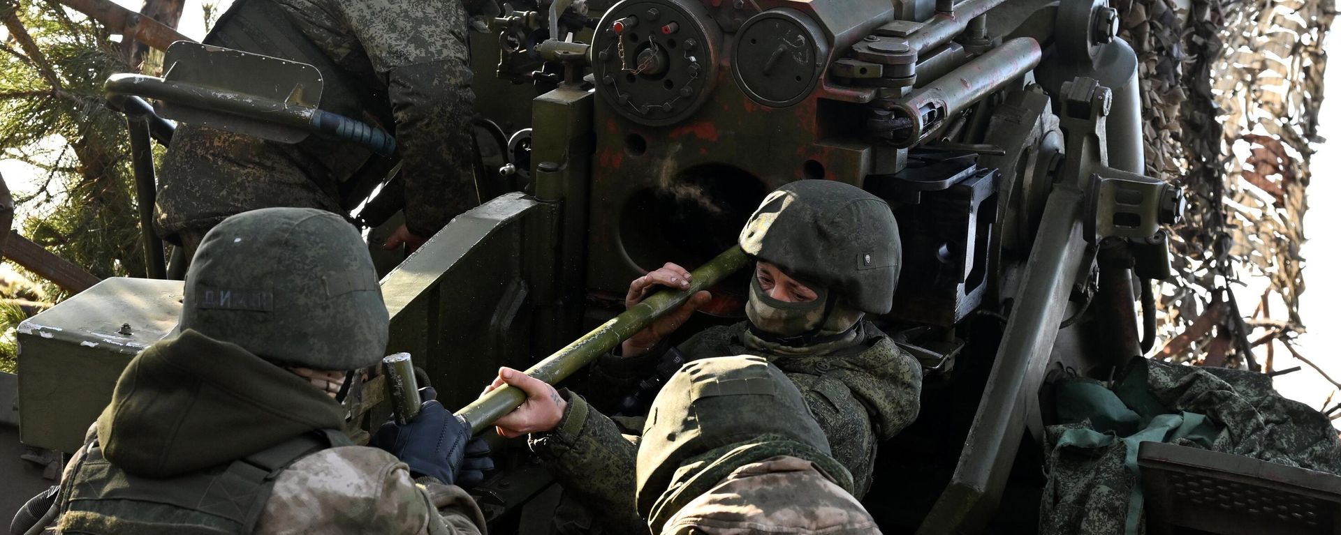 Servicemen of the Russian Armed Forces load the 2S5Giatsint-S 152-mm self-propelled gun for combat operations against Ukrainian Armed Forces positions in the Krasny Liman direction in the zone of the special military operation. Servicemen of the Russian Armed Forces load the 2S5Giatsint-S 152-mm self-propelled gun for combat operations against Ukrainian Armed Forces positions in the Krasny Liman direction in the zone of the special military operation. - Sputnik International, 1920, 17.02.2024