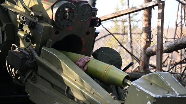 Soldiers of the Russian Armed Forces load the 2S5 Giatsint-S 152 mm self-propelled gun for combat operations against positions of the Ukrainian Armed Forces. - Sputnik International