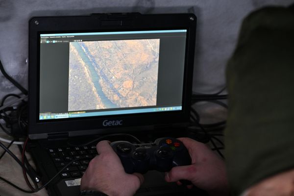 The UAV operator corrects the work of the artillery on the identified position of the Ukrainian Armed Forces. - Sputnik International