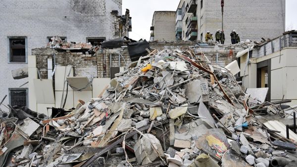 Emergency services personnel clear out the debris at the ruins of a bakery in Lisichansk destroyed by a Ukrainian attack. - Sputnik International