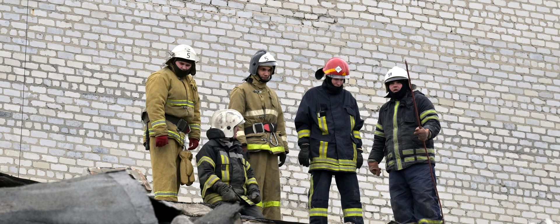 Сотрудники МЧС РФ разбирают завалы двухэтажного здания пекарни, обрушившегося в результате обстрела Лисичанска со стороны ВСУ - Sputnik International, 1920, 01.01.2026