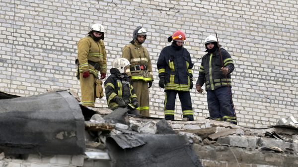 Сотрудники МЧС РФ разбирают завалы двухэтажного здания пекарни, обрушившегося в результате обстрела Лисичанска со стороны ВСУ - Sputnik International