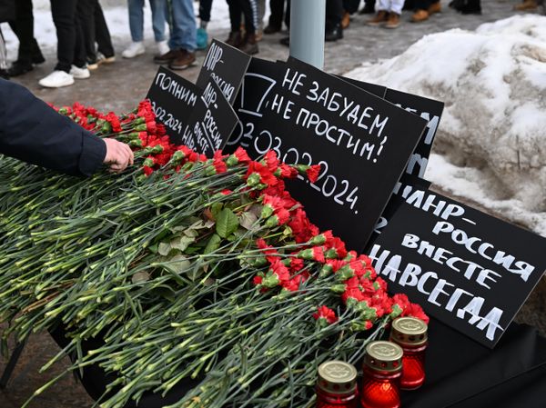 Wreath laying ceremony in aftermath of Lisichansk shelling by Ukraine - Sputnik International