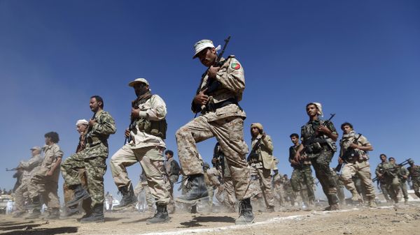 Newly recruited Houthi fighters take part in a gathering in the capital Sanaa to mobilize more fighters to battlefronts to fight pro-government forces in several Yemeni cities, on January 3, 2017 - Sputnik International