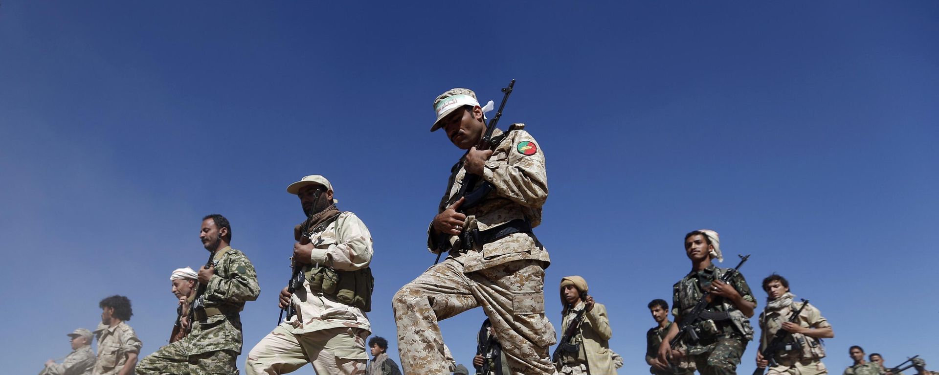 Newly recruited Houthi fighters take part in a gathering in the capital Sanaa to mobilize more fighters to battlefronts to fight pro-government forces in several Yemeni cities, on January 3, 2017 Newly recruited Houthi fighters take part in a gathering in the capital Sanaa to mobilize more fighters to battlefronts to fight pro-government forces in several Yemeni cities, on January 3, 2017 - Sputnik International, 1920, 25.01.2025