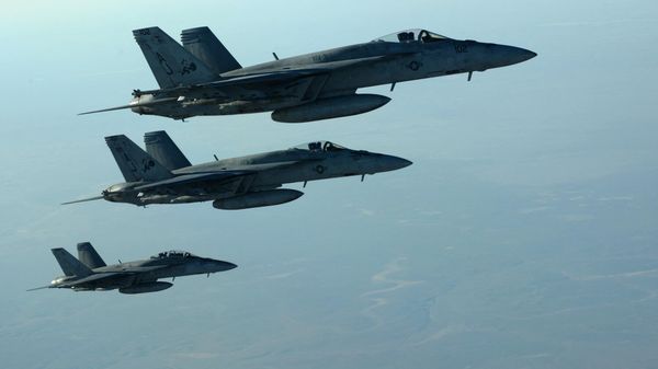 This US Air Forces Central Command photo released by the Defense Video & Imagery Distribution System (DVIDS) shows a formation of US Navy F-18E Super Hornets in flight after receiving fuel from a KC-135 Stratotanker over northern Iraq, on September 23, 2014 - Sputnik International